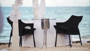 户外餐饮度假村服务的空桌子与白色桌布和黑色椅子站在海上